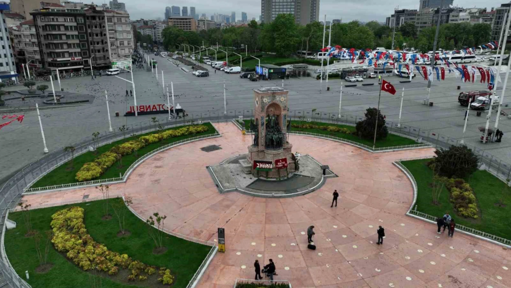 1 Mayıs kısıtlamalarından sonra boş kalan Taksim Meydanı havadan görüntülendi