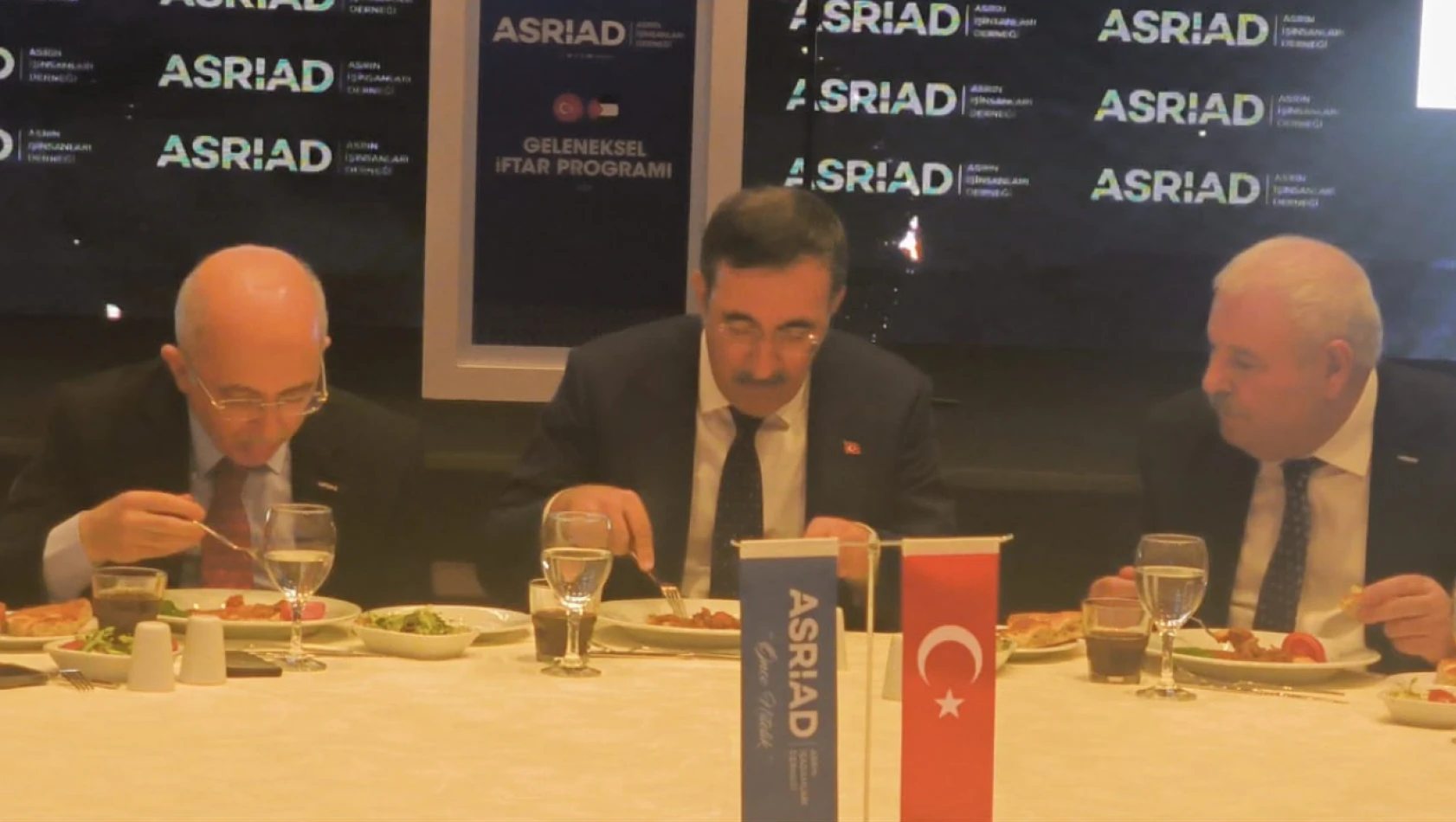 ASRİAD'ın iftarına yoğun katılım sağlandı