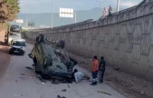 Hafif ticari araç 5 metre yükseklikten uçarak ters döndü: 2 yaralı