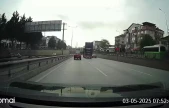 Kapağı açık unutulan kamyon tünele çarptı