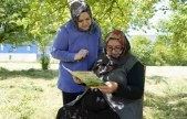 Kursa gitmeye fırsat bulamayınca bahçesinde okuma-yazma öğreniyor