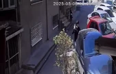 Park halindeki araca taş ve yumruklarla saldırdı: Hiçbir şey olmamış gibi yoluna devam etti
