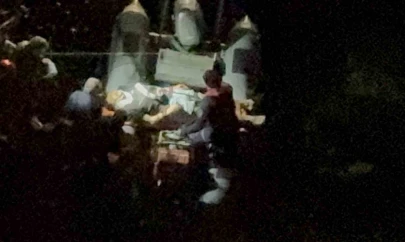 Balık tutarken kayalıklardan denize düşen genç yaralandı