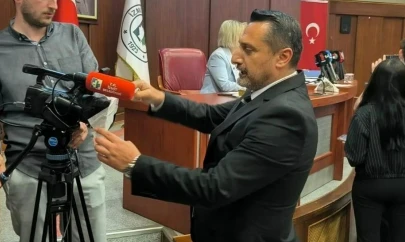 İzmit Belediyesi'nin meclisinde bantlı gönderme