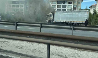 Kocaeli'de alevlere teslim olan tır, itfaiye ekiplerince söndürüldü