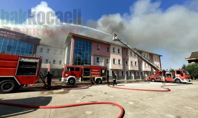 Kocaeli'de fen lisesi yanıyor, öğrenciler tahliye ediliyor