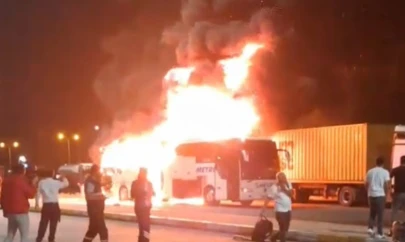 Kocaeli'de park halindeki otobüs alev alev yandı