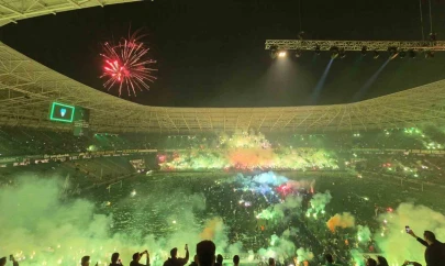 Kocaelispor camiası kupayı ünlü isimlerle kutladı