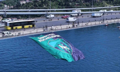 Kocaelispor'un bayrağı İstanbul Boğazı'nda dalgalandı
