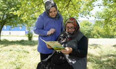 Kursa gitmeye fırsat bulamayınca bahçesinde okuma-yazma öğreniyor