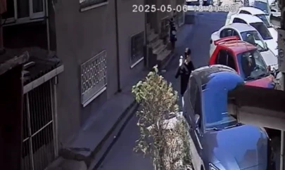 Park halindeki araca taş ve yumruklarla saldırdı: Hiçbir şey olmamış gibi yoluna devam etti