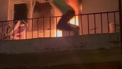 Daire alevlere teslim oldu: Balkondan atlayarak kurtuldu
