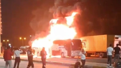 Kocaeli'de park halindeki otobüs alev alev yandı