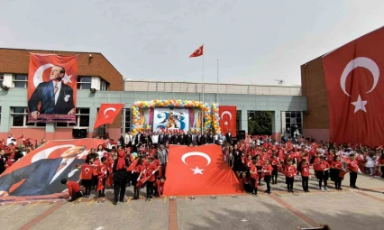 Derince'de öğrenciler dev Türk bayrağı açtı