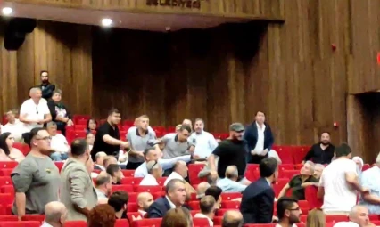 Salonda ipler gerildi: CHP'li milletvekilinin kuzeni 'Seni vururum' diyerek koştu