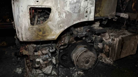 Alev alev yanan muz yüklü tırdan geriye demir yığını kaldı