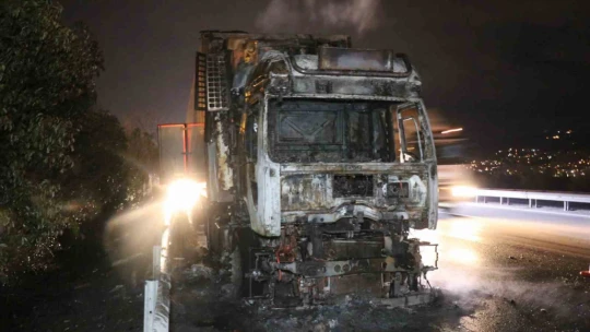 Alev alev yanan muz yüklü tırdan geriye demir yığını kaldı