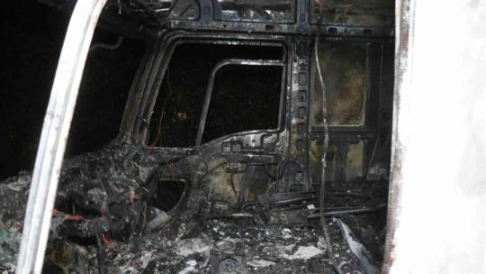Alev alev yanan muz yüklü tırdan geriye demir yığını kaldı