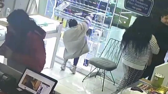 Anne ve kızı satıcıyı oyaladı, oğlu ve küçük kızı ise telefonları çaldı