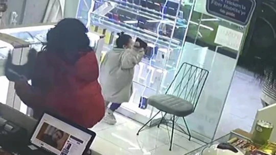 Anne ve kızı satıcıyı oyaladı, oğlu ve küçük kızı ise telefonları çaldı