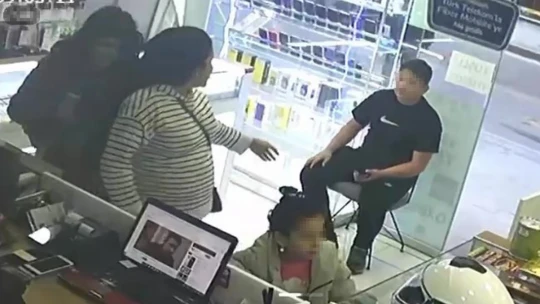 Anne ve kızı satıcıyı oyaladı, oğlu ve küçük kızı ise telefonları çaldı
