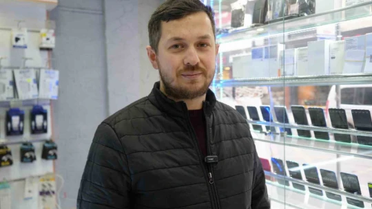 Anne ve kızı satıcıyı oyaladı, oğlu ve küçük kızı ise telefonları çaldı