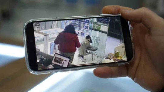 Anne ve kızı satıcıyı oyaladı, oğlu ve küçük kızı ise telefonları çaldı