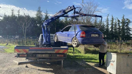 Cezaevi firarisi aracı polisin üzerine sürdü