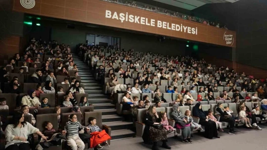 Çocuklar Kraliçe Maya ile eğlendi