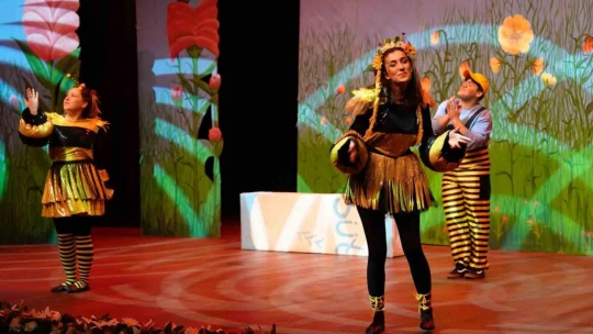 Çocuklar Kraliçe Maya ile eğlendi