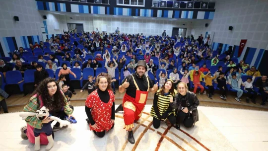 Çocuklar tiyatro oyunuyla eğlendi