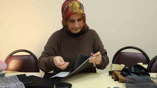 Deri çanta modasının kalbi kadınların elinde atıyor