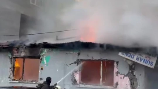 Derince'de 5 gün önce boşatılan gecekondu alevlere teslim oldu