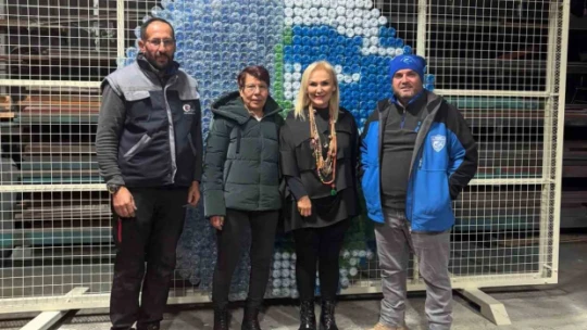 Doğaya atılan binlerce pet şişeyi toplayıp dünya haritası oluşturdular