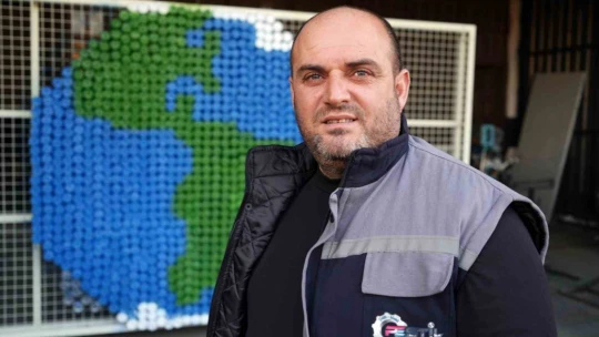 Doğaya atılan binlerce pet şişeyi toplayıp dünya haritası oluşturdular