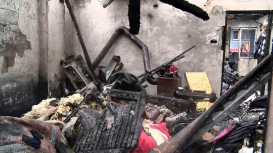 Evi kül oldu, yanan odasında gözyaşlarına boğuldu