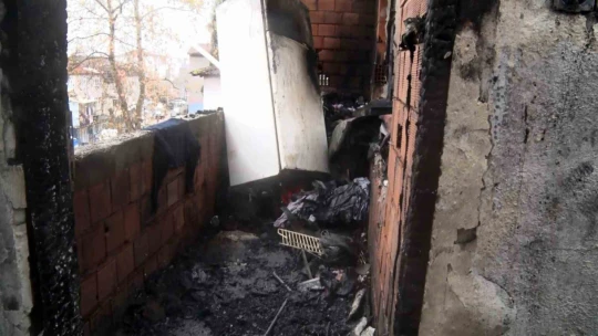 Evi kül oldu, yanan odasında gözyaşlarına boğuldu