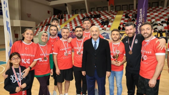 Gebze'de öğretmenler voleybol turnuvasında buluştu