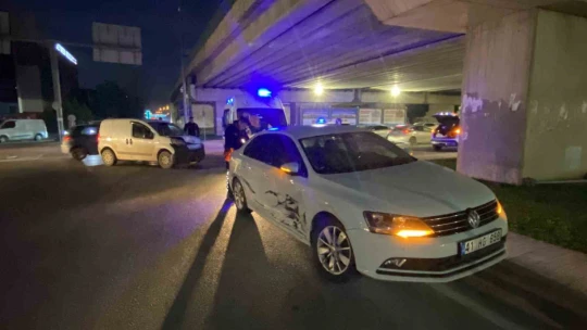 Hafif ticari araç otomobile çarptı