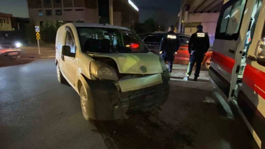 Hafif ticari araç otomobile çarptı