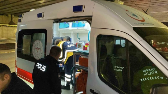 Hafif ticari araç otomobile çarptı