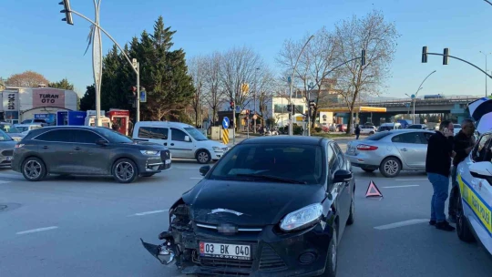 İçinde bebek olan ambulans kaza yaptı
