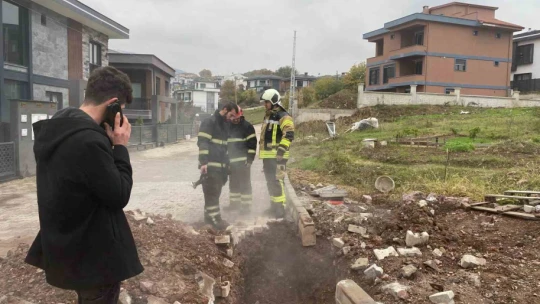 İş makinesi doğal gaz borusuna zarar verdi: Yükselen alevler korkuttu