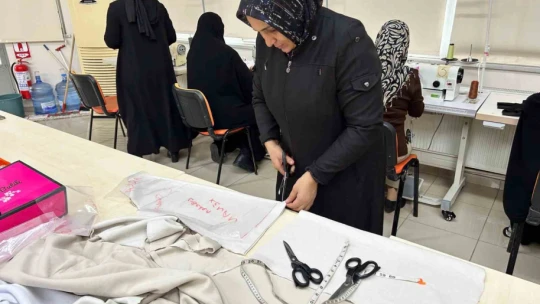 Kadınlar hem öğreniyor hem üretiyor