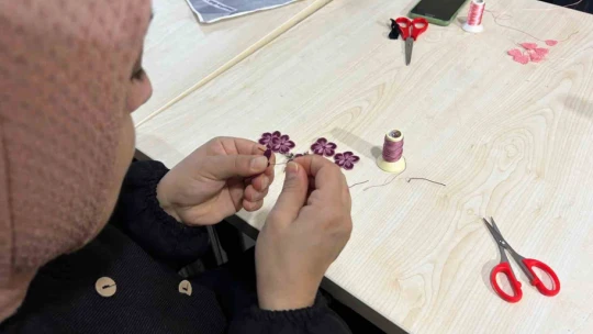 Kadınlar hem öğreniyor hem üretiyor