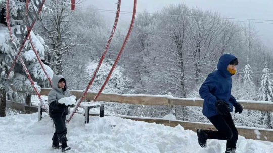 Kartepe kar ile şenlendi