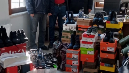 Kış gününde çocuklara montsuz ve botsuz bırakılmadı