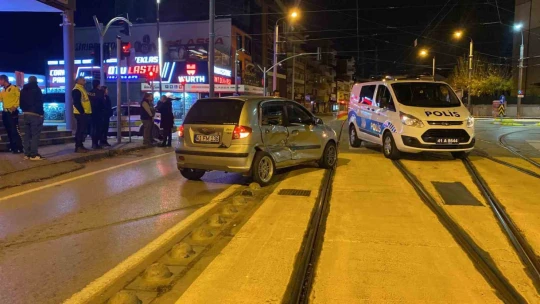 Kocaeli'de 2 araç kazaya karıştı: 1 yaralı