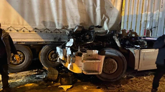 Kocaeli'de 2 tırın karıştığı kazada kupa koptu: Sürücü ağır yaralandı