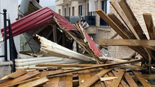 Kocaeli'de çatı uçtu, 6 otomobil hasar gördü